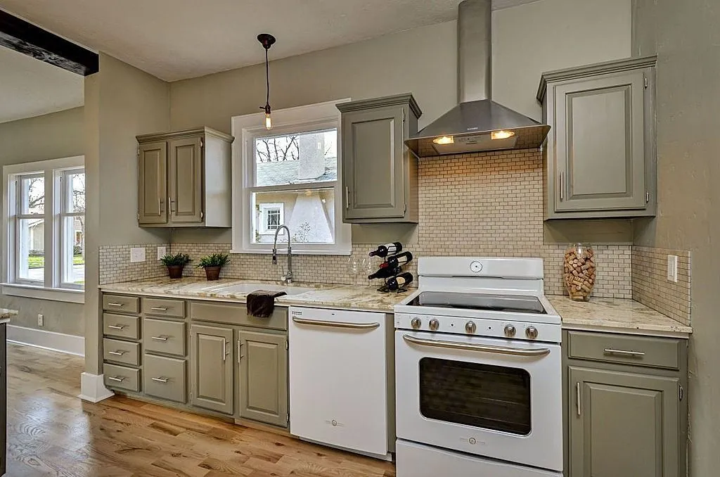 /img/13013-white-appliance-kitchen-design-8.webp
