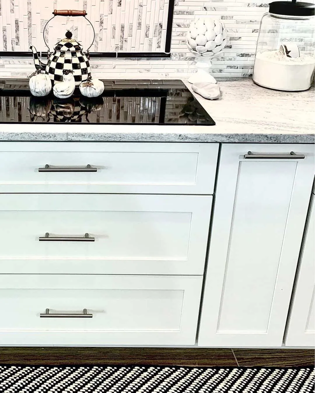 13026 farmhouse kitchen black and white hardware